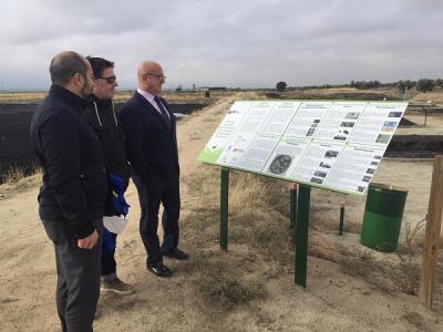 El Alcalde de Mora durante su visita a las Balsas