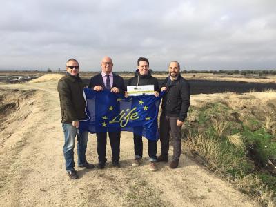 El Alcalde de Mora durante su visita a las Balsas