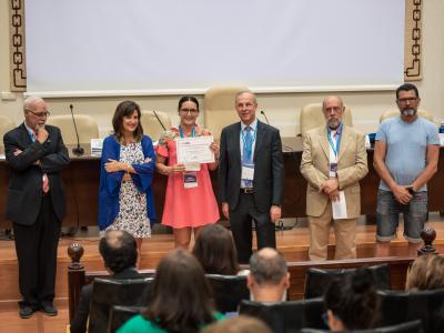 Mara Rosa recogiendo el premio a la Mejor Fotografa