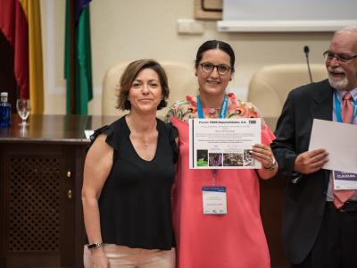 Mara Rosa recogiendo el premio al Mejor Poster